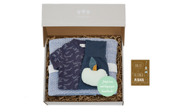 Die Baby Geschenkbox für Jungen "Erstausstattung Sonnenschein" mit Kapuzenhandtuch ist das perfekte Geschenk zur Geburt.