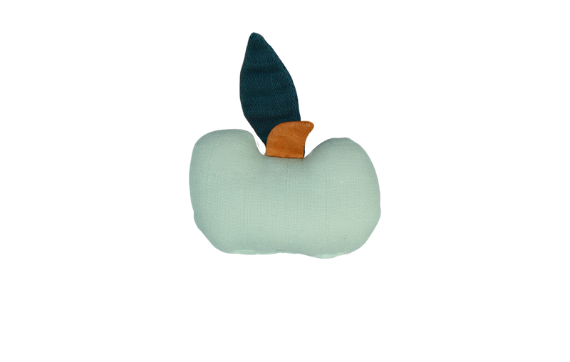 Die Apfel-Babyrassel von Fabelab in mint ist ein tolles Geschenk zur Geburt. 