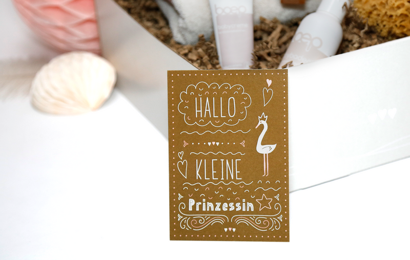 Die Babygeschenkbox für Mädchen "Badespaß Deluxe" ist ein tolles Geburtsgeschenk von lachen lieben leben.