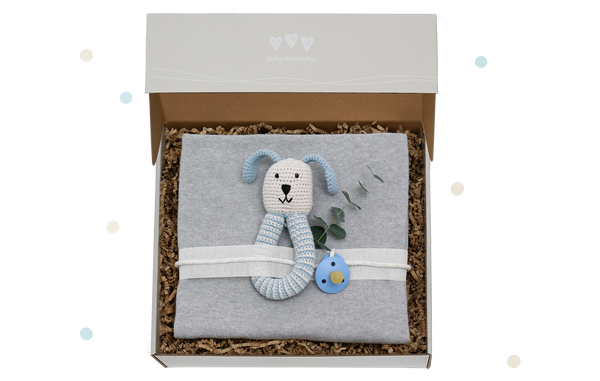 Die Baby Junge "Süße Träume Premium-Box" ist das ideale Geschenk zur Geburt oder zur Taufe.