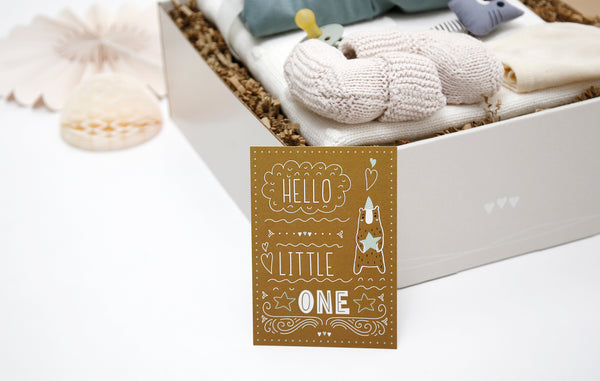 Die Baby Geschenkbox "Erstausstattung Komplett" ist das optimale Geschenk zur Geburt.