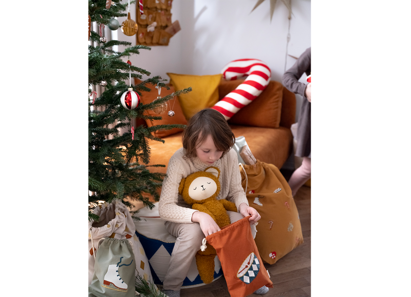 Das Geschenksäckchen Trommelstickerei von Fabelab ist ein hübsches Weihnachtsgeschenk.