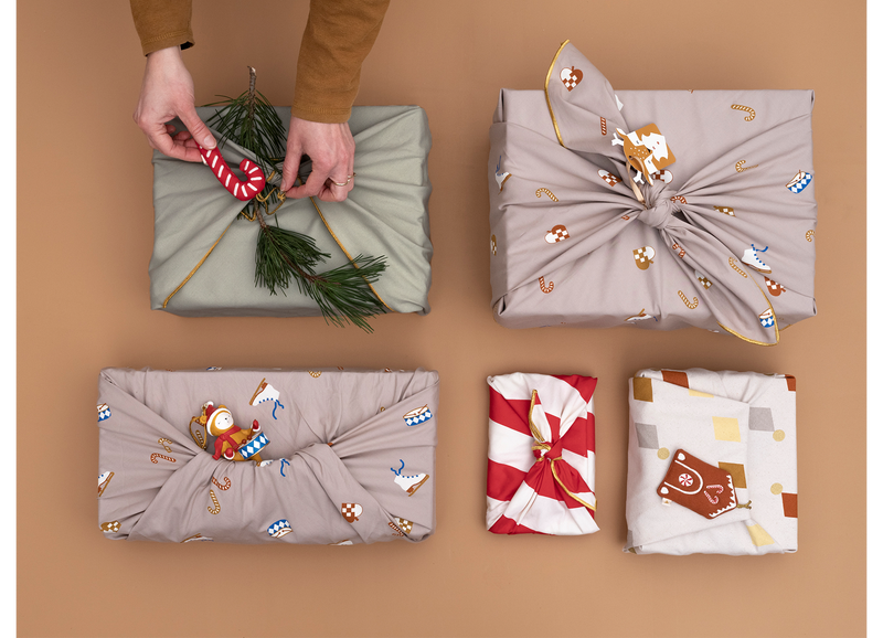 Die Geschenkverpackung aus Stoff - 2er Pack- Diamanten und Eukalyptus von Fabelab ist ein tolles Geschenk zu Weihnachten.