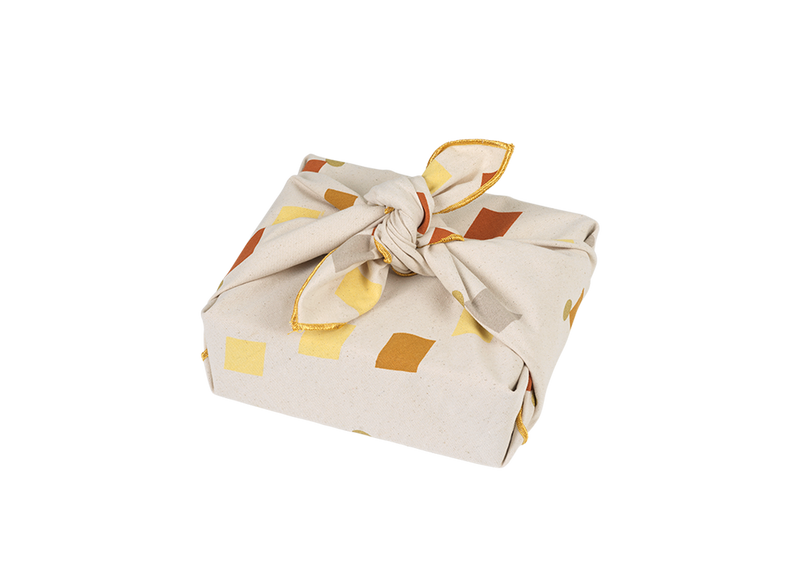 Die Geschenkverpackung aus Stoff - 2er Pack- Diamanten und Eukalyptus von Fabelab ist ein schönes Weihnachtsgeschenk.