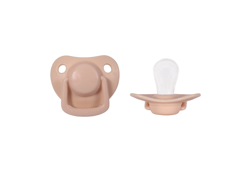 Der Baby-Schnuller in apricot von Filibabba ist ein tolles Geschenk zur Geburt.