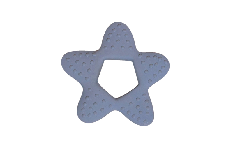 Der Beißring "Stern" aus Naturkautschuk in blau von Filibabba ist ein tolles Geschenk zur Geburt.