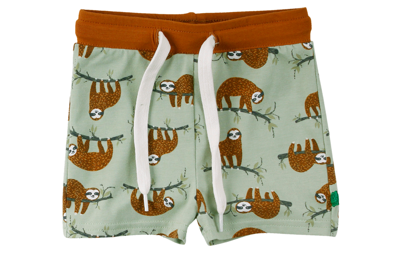 Die kurze Hose mit Faultierprint für Junge in olivegruen von Freds World ist ein tolles Geburtsgeschenk.