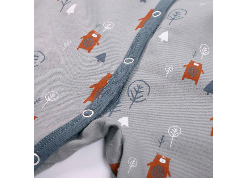 Der Schlafanzug mit Bären im Wald von Freds World ist ein schönes Geburtsgeschenk.