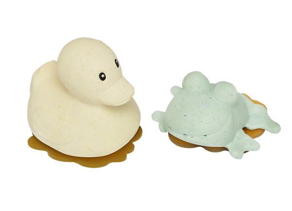 Das Upcycling-Badespielzeug Ente und Frosch von Hevea Planet ist ein tolles Geburtsgeschenk fuer Jungen und Maedchen.