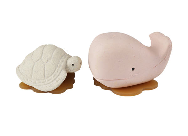 Das Upcycling-Badespielzeug Wal und Schildkröte von Hevea Planet ist ein tolles Geschenk zur Geburt für Jungs und Mädchen für die Babyzeit.