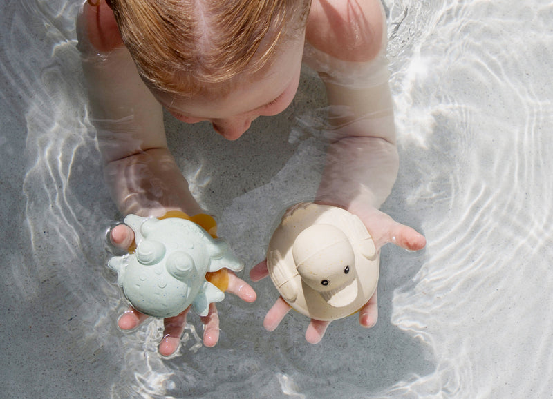 Upcycling-Badespielzeuge sind tolle Geschenke zur Geburt für Mädels und Jungs.