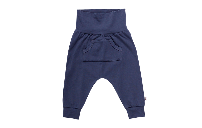 Die Müsli Cozy me Babyhose in dunkelblau mit Tasche ist ein optimales Geburtsgeschenk.