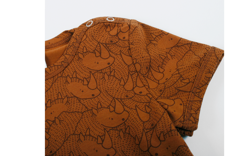 Das T-Shirt Nashorn braun von Muesli ist ein tolles Geburtstgeschenk.