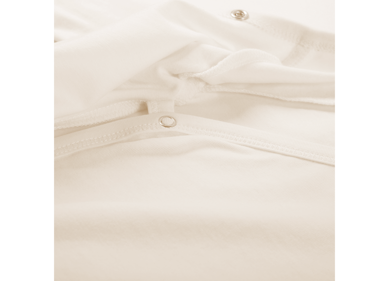 Das Wickelshirt Mini me Cardigan in weiß von Müsli ist ein tolles Geburtsgeschenk für Jungen und Mädchen.
