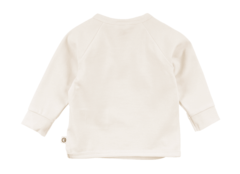 Das Wickelshirt Mini me Cardigan in weiß von Müsli ist ein tolles Geburtsgeschenk für jedes Baby.