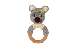 Die Ringrassel Koala von Pebble ist ein wundervolles Geschenk zur Geburt.