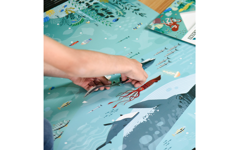 Das Poppik Panorama Stickerposter "Ozean" von Elements for Kids ist eine tolle Möglichkeit mit Spiel und Spaß viele Meerestiere kennen zu lernen und ist ein tolles Weihnachtsgeschenk.