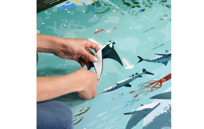 Mit dem Poppik Panorama Stickerposter "Ozean" von Elements for Kids können Kinder mit Spiel und Spaß viele Meerestiere entdecken und es ist ein schönes Weihnachtsgeschenk.