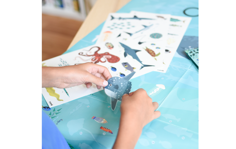 Mit dem Poppik Panorama Stickerposter "Ozean" von Elements for Kids können Kinder mit Spiel und Spaß viele Meerestiere entdecken und es ist ein klasse Weihnachtsgeschenk.