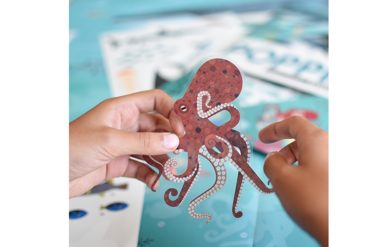 Mit dem Poppik Panorama Stickerposter "Ozean" von Elements for Kids können Kinder mit Spiel und Spaß viele Meerestiere kennenlernen und es ist ein schönes Weihnachtsgeschenk.