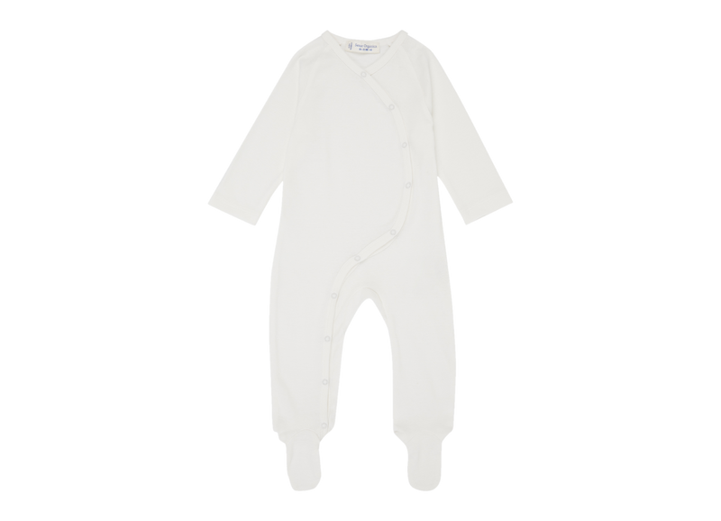 Der einteilige Schlafanzug in weiß von Sense Organics ist ein tolles Geschenk zur Geburt.