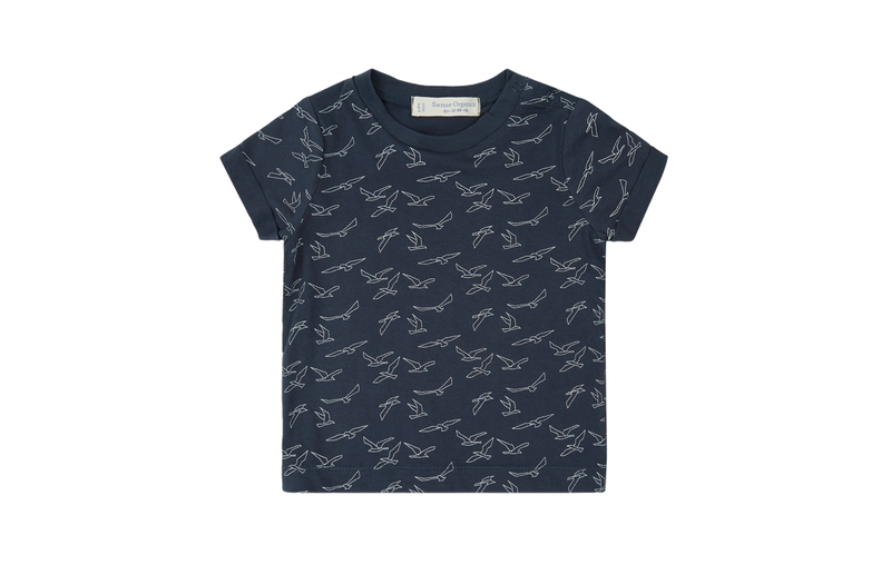 Das Baby T-Shirt navy mit Fliegern von Sense Organics ist ein tolles Geburtsgeschenk.