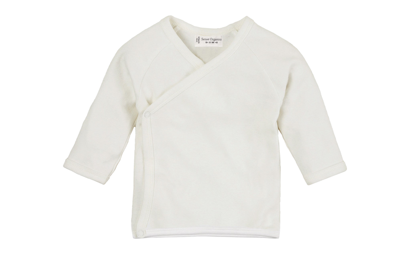Das weiße Wickelshirt in Langarm von Sense Organics ist ein tolles Geschenk zur Geburt.