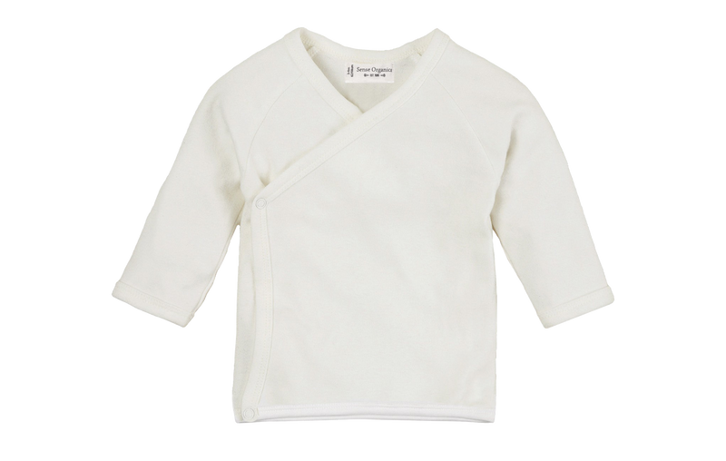 Das Wickelshirt langarm in ecru-weiß von Sense Organics ist ein tolles Geburtsgeschenk.