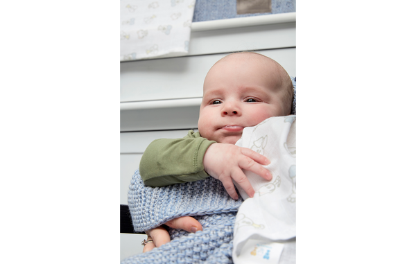 Unsere Babydecke in blau-weiß von Woezel & Pip bei lachen lieben leben ist ein tolles Geschenk zur Geburt.