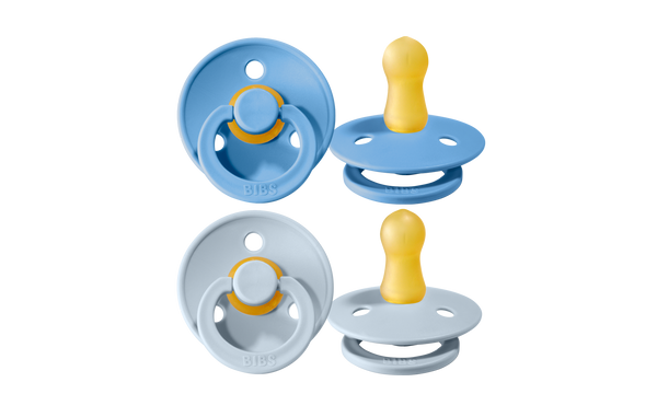 Der 2er Pack mit nachhaltigen Schnullern von BIBS in den Farben sky und baby blue bei lachen lieben leben ist das perfekte Geschenk.