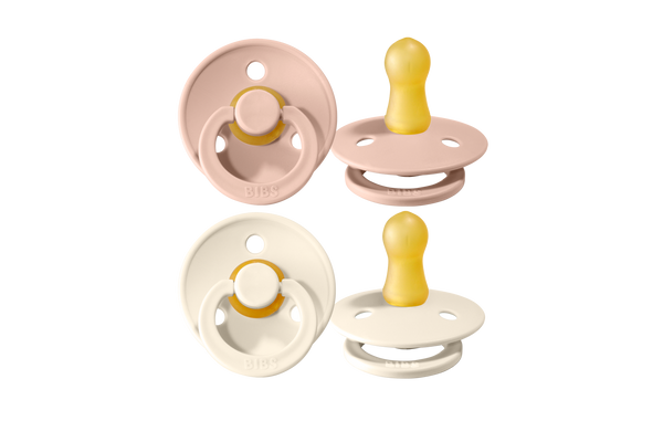 Der 2er Pack mit nachhaltigen Schnullern von BIBS in den Farben ivory und blush bei lachen lieben leben ist das perfekte Geschenk.