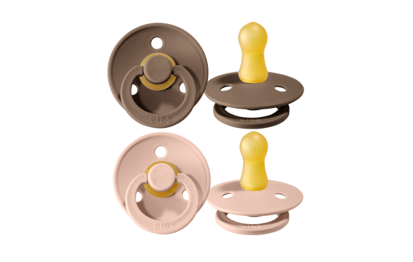 Der 2er Pack mit nachhaltigen Schnullern von BIBS in den Farben blush und dark oak bei lachen lieben leben ist das perfekte Geschenk.