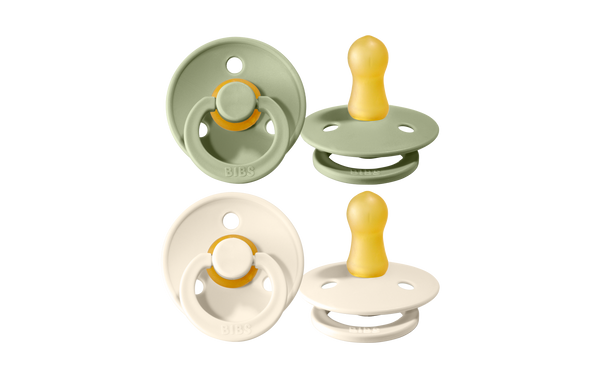 Der 2er Pack mit nachhaltigen Schnullern von BIBS in den Farben sage und ivory bei lachen lieben leben ist das perfekte Geschenk.
