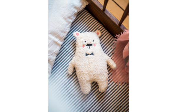 Das Kuscheltier Eisbär "Wim" in Plüsch von ava&yves ist ein tolles Geschenk zur Geburt für alle Babies. 