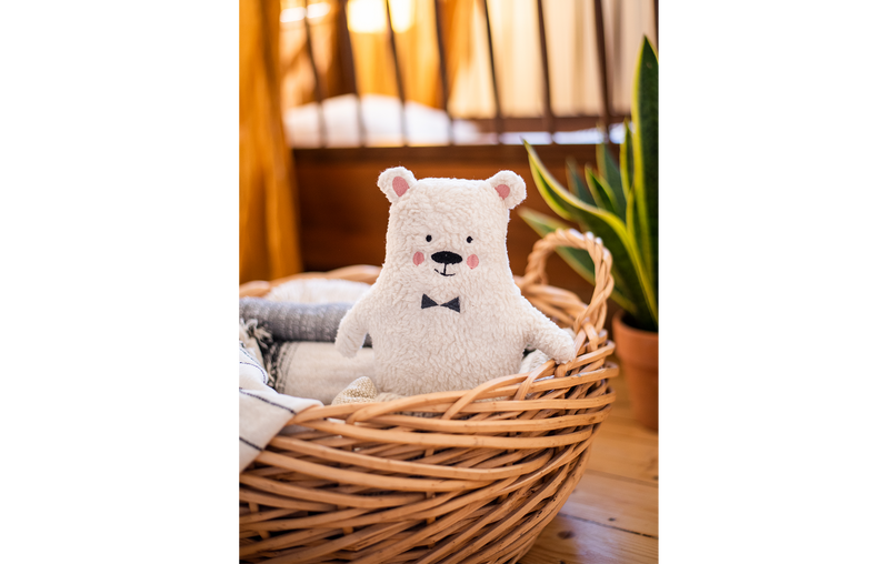 Das Kuscheltier Eisbär "Wim" in Plüsch von ava&yves ist ein tolles Geschenk zur Geburt für Groß und Klein.