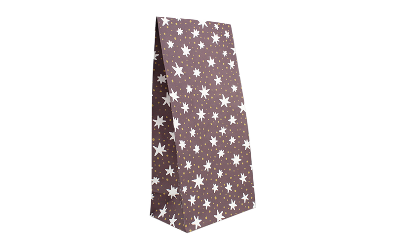 Die Papiergeschenktüte "Sterne" in aubergine von ava&yves ist ein tolles Weihnachtsgeschenk.