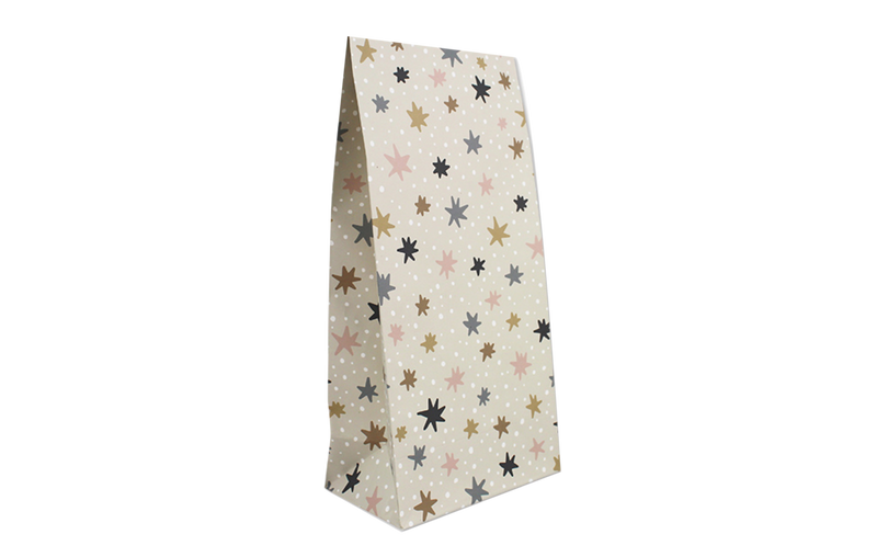 Die Papiergeschenktüte "Sterne" in cremefarben von ava&yves ist ein tolles Weihnachtsgeschenk.