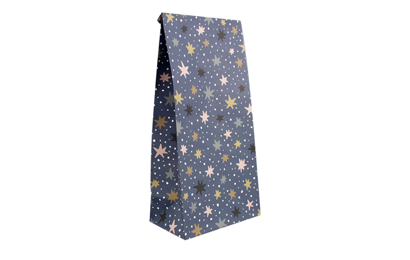 Die Papiergeschenktüte "Sterne" in nachtblau von ava&yves ist ein tolles Weihnachtsgeschenk.