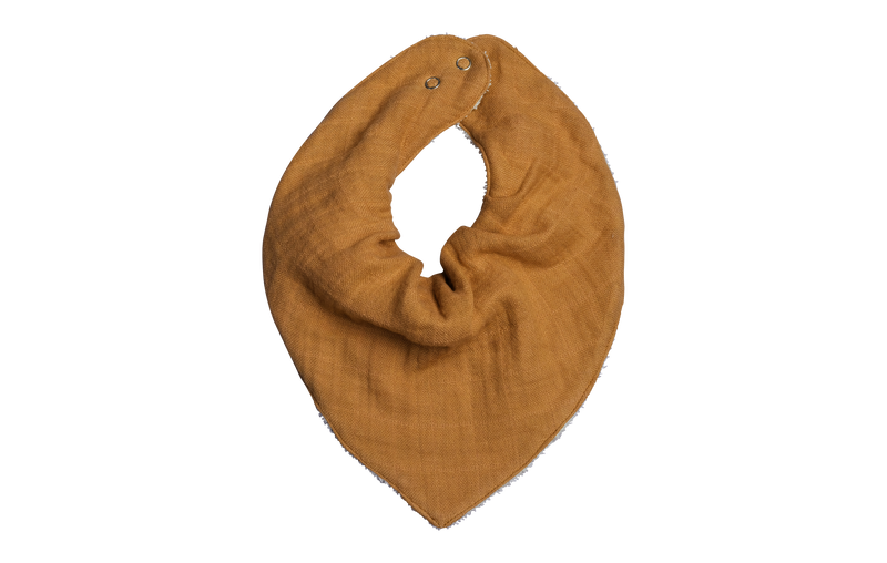 Das Fabelab Bandana in ockergelb ist ein ideales Geburtsgeschenk.