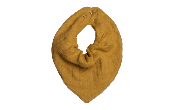 Das Bandana Tuch von Fabelab in ockergelb kann personalisiert werden und ist das perfekte Geschenk zur Geburt.