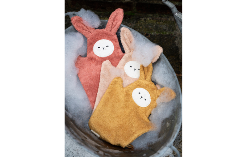 Die Hasen Waschhandschuhe in altrosa, beere und ocker von Fabelab sind schöne Geschenke zur Geburt. 