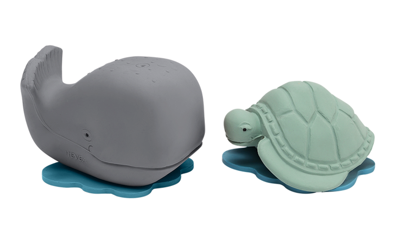 Die Badespielzeuge Ingolf der Wal oder Dagmar die Schildkröte von Hevea Planet sind tolle Geschenke zur Geburt.