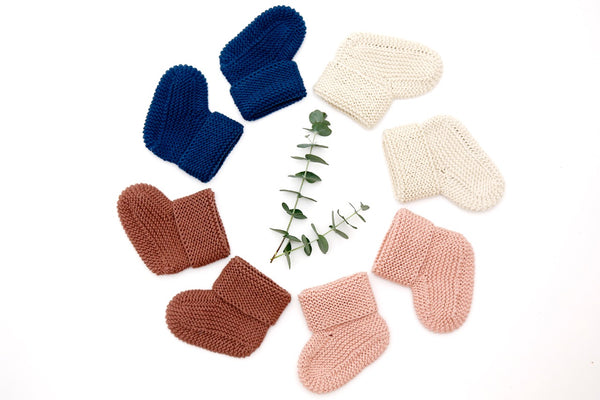 Die gestrickteb Babyschühchen in creme von lachen lieben leben sind tolle Geschenke zur Geburt.