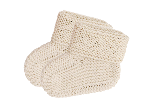 Die gestrickten Babyschühchen in creme von lachen lieben leben sind tolle Geburtsgeschenke.