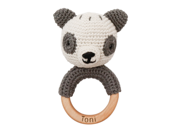 Der Panda-Beißring und gleichzeitig Babyrassel von lachen lieben leben im Amigurumi-Stil ist ein tolles Geburtsgeschenk für Jungen und Mädchen.