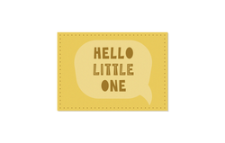 Die Grußkarte „HELLO LITTLE ONE" mit Sprechblase in gelb von lachenliebenleben ist ein tolles Geschenk zur Geburt. 