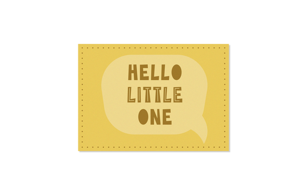 Die Grußkarte „HELLO LITTLE ONE" mit Sprechblase in gelb von lachenliebenleben ist ein tolles Geschenk zur Geburt. 