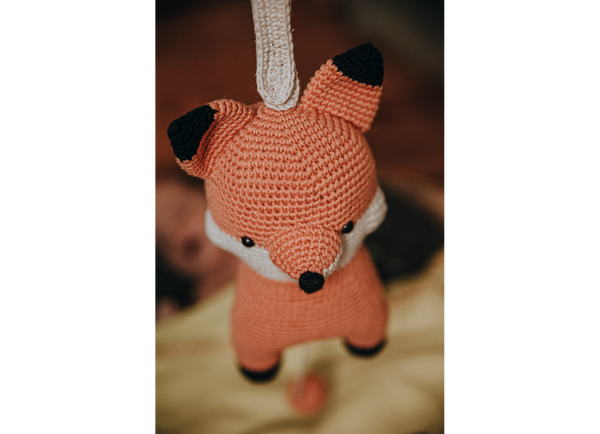Die gehäkelte Spieluhr Fuchs von lachen lieben leben ist ein tolles Geburtsgeschenk.