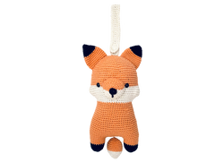 Die liebevoll gehäkelte Spieluhr Fuchs in orange und cremefarbenvon lachen lieben leben ist das perfekte Babygeschenk.