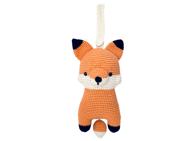 Die liebevoll gehäkelte Spieluhr Fuchs in orange und cremefarbenvon lachen lieben leben ist das perfekte Babygeschenk.